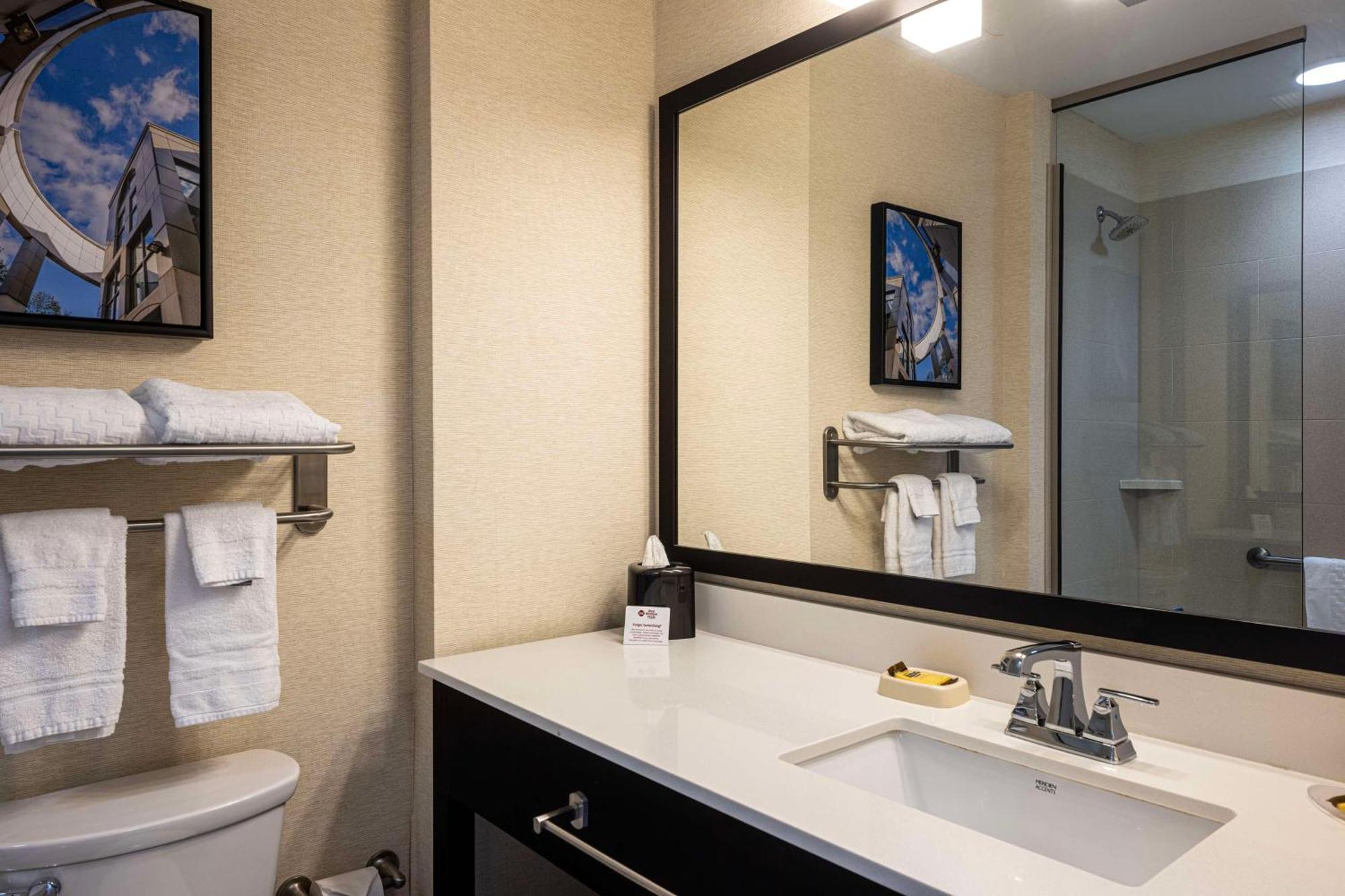 Best Western Plus Franciscan Square Inn & Suites Steubenville Buitenkant foto