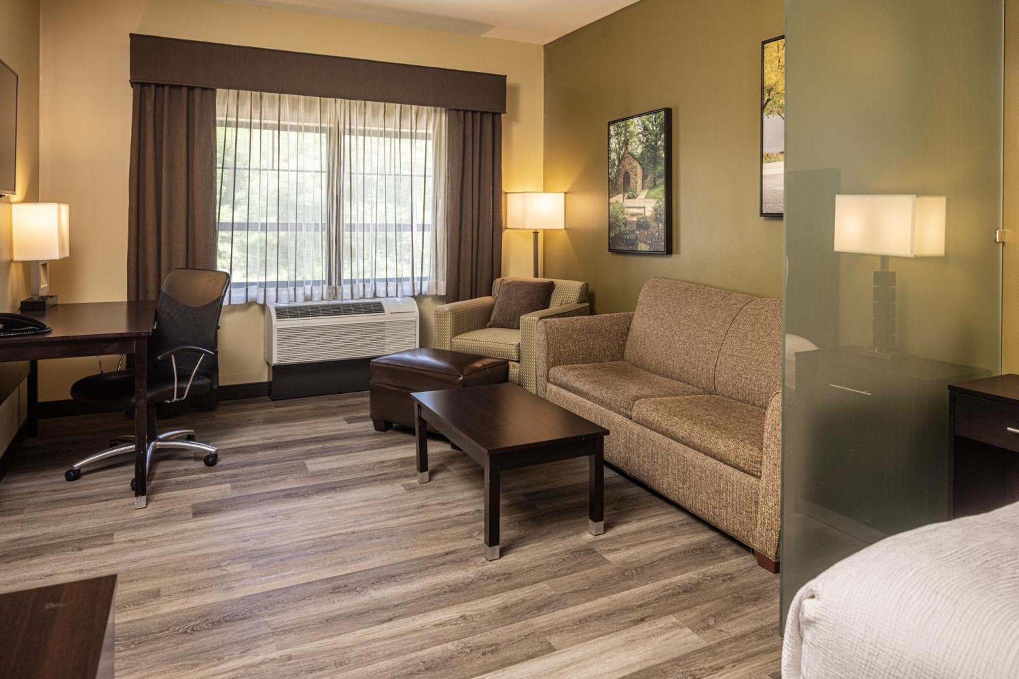 Best Western Plus Franciscan Square Inn & Suites Steubenville Buitenkant foto
