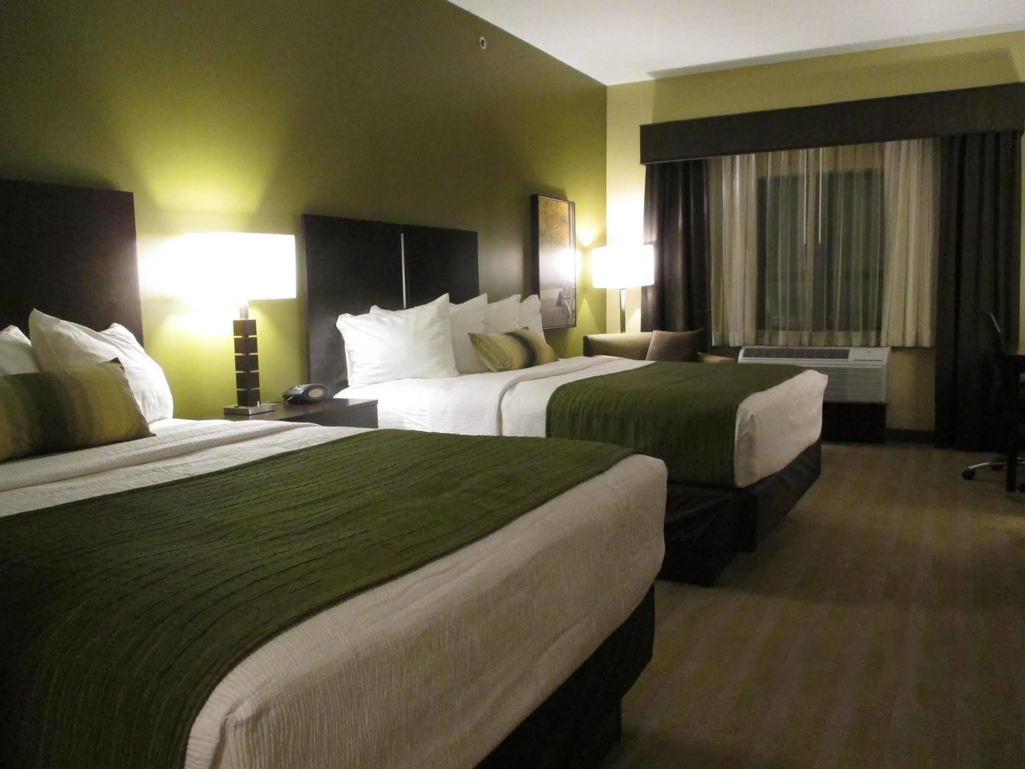 Best Western Plus Franciscan Square Inn & Suites Steubenville Buitenkant foto