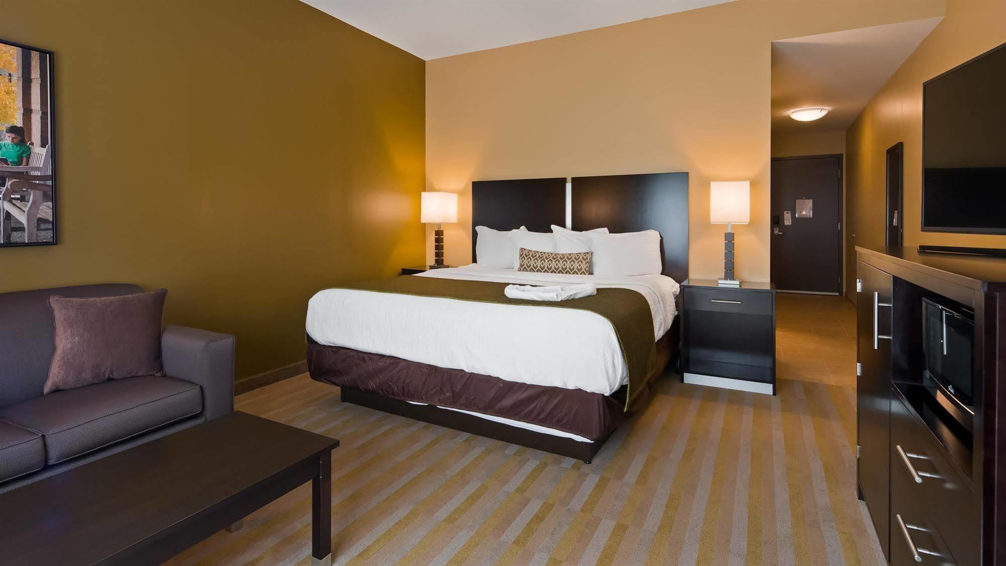 Best Western Plus Franciscan Square Inn & Suites Steubenville Buitenkant foto