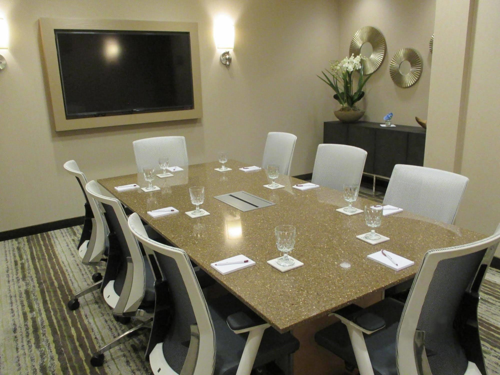 Best Western Plus Franciscan Square Inn & Suites Steubenville Buitenkant foto